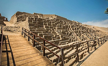 Lima – Templo Pre Inca de Pachacamac – Barranco – City tour Colonial y Moderno: Parque del Amor, Huaca Pucllana, Centro financiero de San Isidro – Plaza de Armas de Lima: Catedral Lima, Palacio de Gobierno y Convento de San Francisco (Desayuno y Almuerzo)