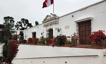 Lima – Museo Larco – City tour Colonial y Moderno: Parque del Amor, Huaca Pucllana, San Isidro – Plaza de Armas Lima: Catedral de Lima, Palacio de Gobierno y Catacumbas de San Francisco (Desayuno y Almuerzo)