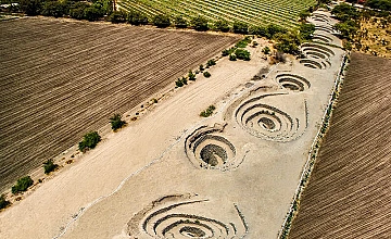 Día 3: Paracas – Viaje a Nazca – Sobrevuelo Líneas de Nazca – Oasis de Huacachina – Retorno a Lima (Desayuno y Almuerzo)