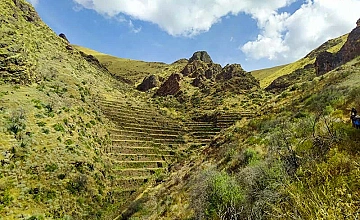 Cusco – Taucca – Huchuy Qosqo o Cusco pequeño – Ollantaytambo – Aguas calientes (Box lunch)